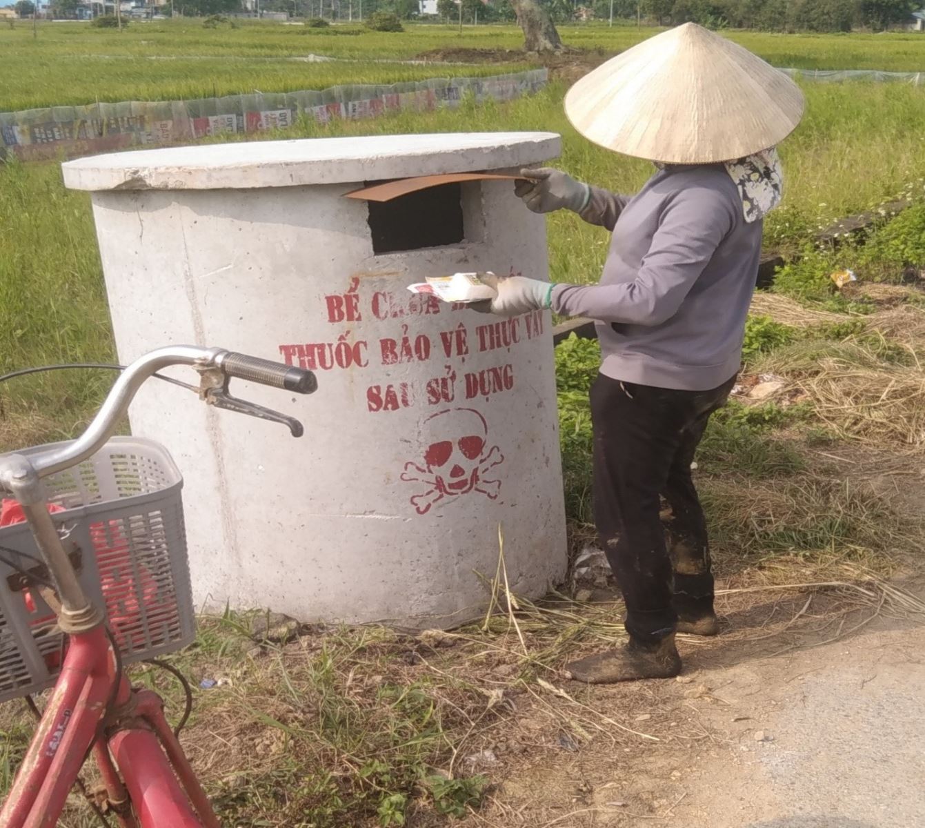 Xử lý bao bì, thuốc bảo vệ thực vật bằng bể thu gom, góp phần vào tiêu chí xây dựng Nông thôn mới kiểu mẫu tại xã Bát Trang