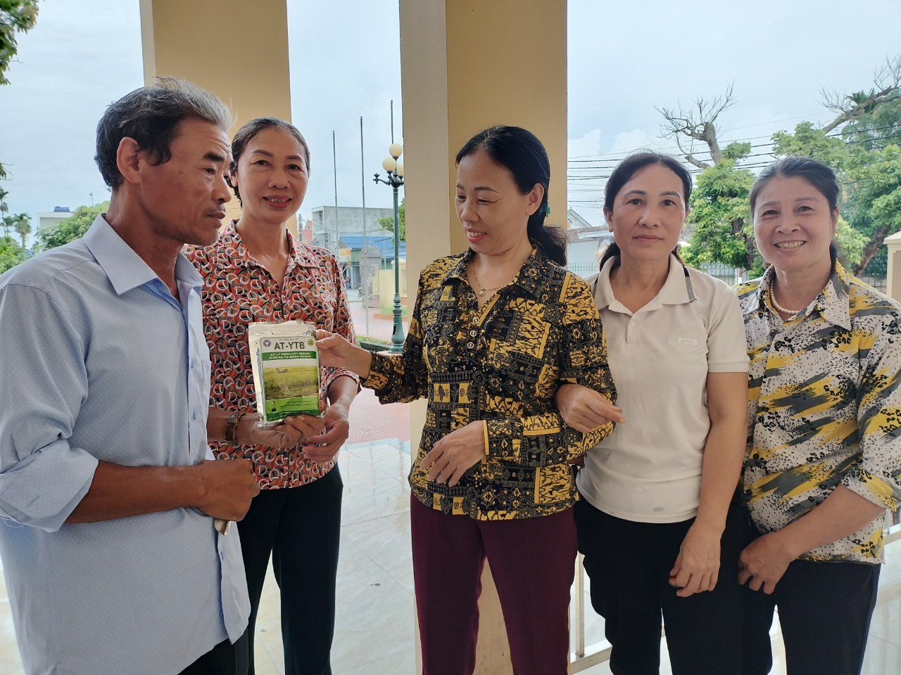 Tổ Khuyến nông cộng đồng xã Tiên Thắng đẩy mạnh hoạt động dịch vụ  cung ứng chế phẩm xử lý rơm rạ AT - YTB  phục vụ sản xuất lúa Mùa năm 2024 