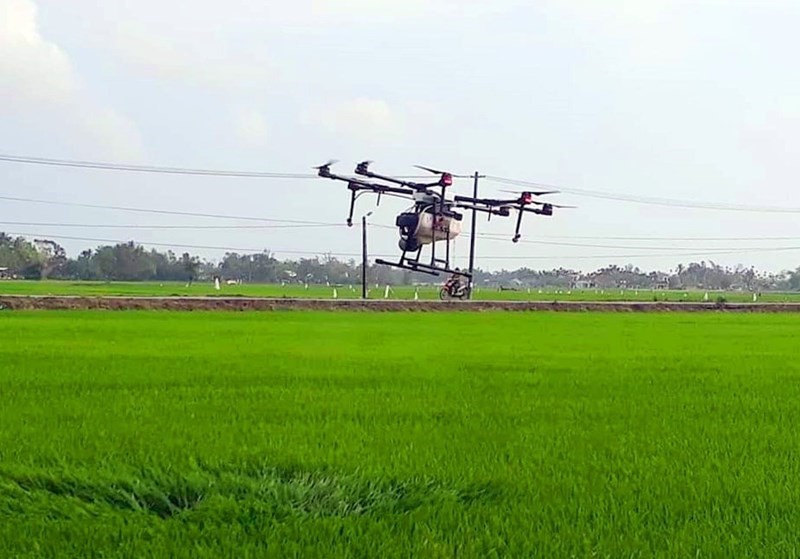 Thử nghiệm phun thuốc trừ sâu bằng máy bay không người lái tại xã An Tiến - hướng đi mới cho nền nông nghiệp xã nhà