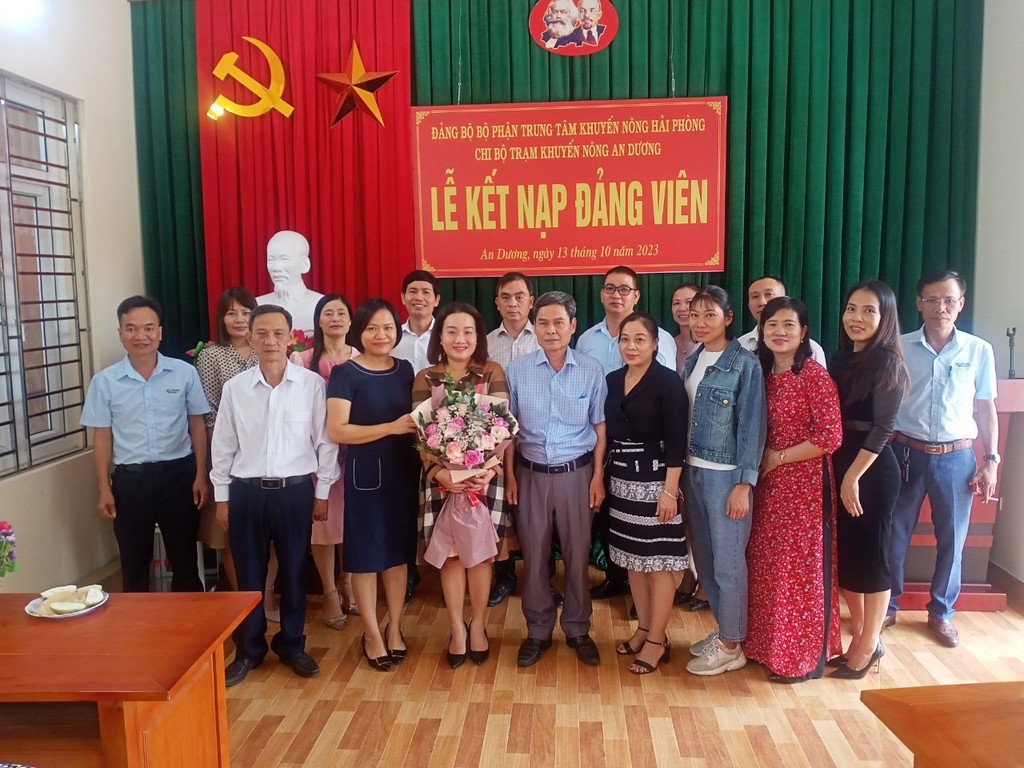 Chi bộ Trạm Khuyến nông An Dương tổ chức kết nạp Đảng viên mới