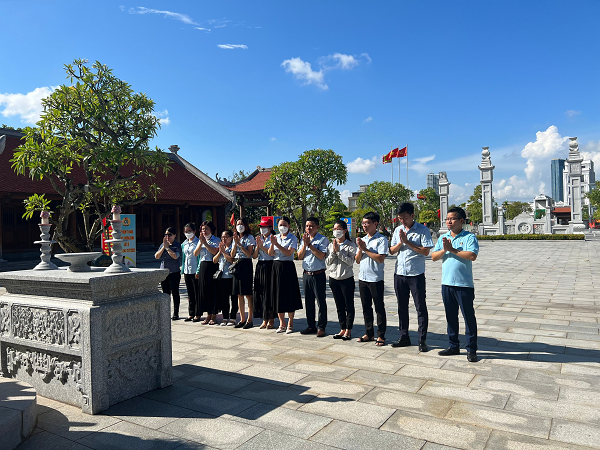 Công đoàn Trung tâm Khuyến nông Hải Phòng tổ chức đoàn cán bộ dâng hương tại nhà tưởng niệm đồng chí Nguyễn Đức Cảnh