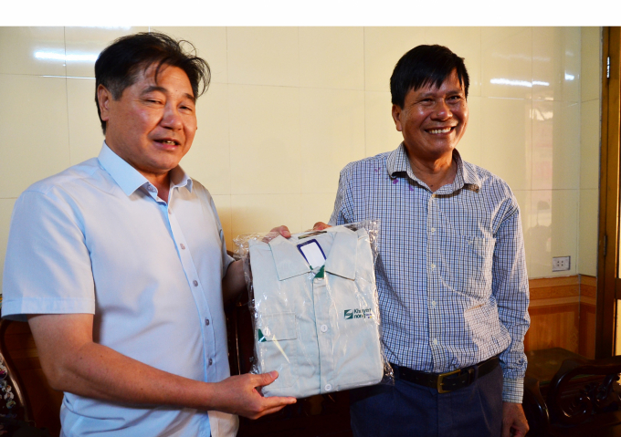Giám đốc Khuyến nông Quốc gia tặng áo cho 'hiệp sĩ khuyến nông' U70 - Ảnh 1